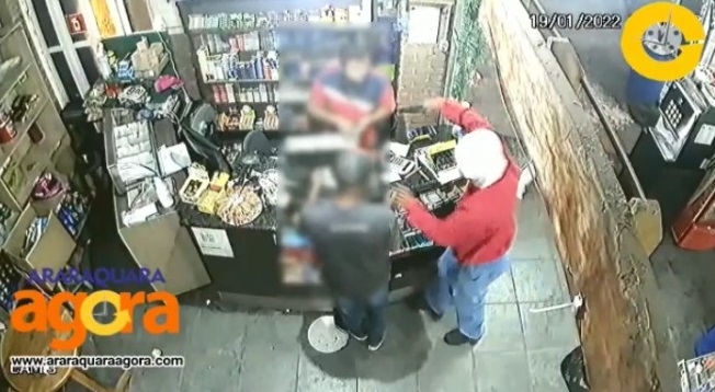 Foto 2 de 4 — Homem rouba postos de combustíveis e assusta frentistas. Veja as imagens